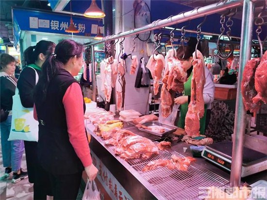 猪肉价格连续两个多月下跌，市场平均价格在每斤24-27元左右
