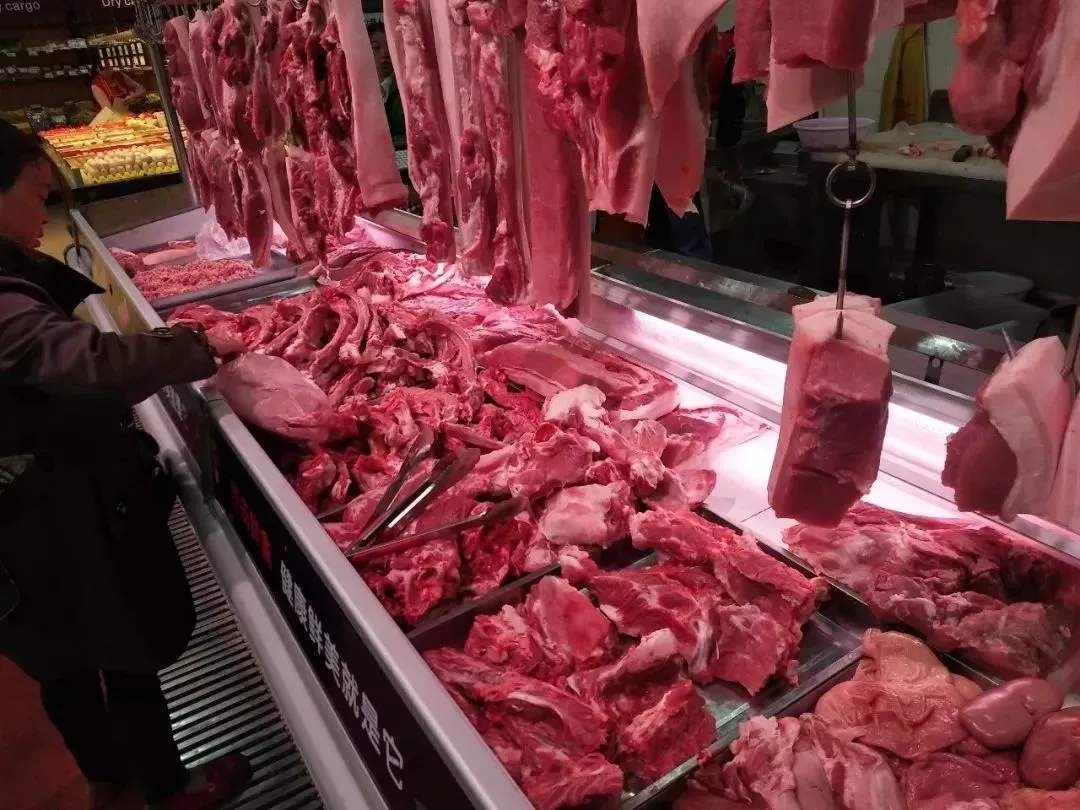 商务部:2019年，中央储备的14万吨冻猪肉已投入使用
