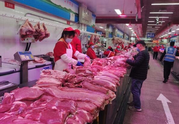 今天新发地市场的猪肉批发价每公斤下降了10%:猪的高价已经过去

