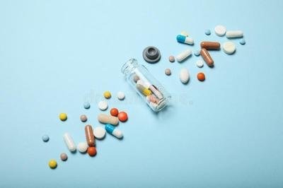如何理解“杀菌药”和“抑菌药”在临床高效药物治疗中的意义？
