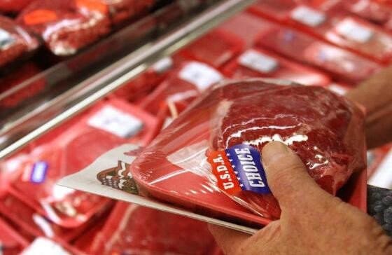 2019年全国猪肉产量4255万吨，下降21%，禽肉产量2239万吨，增长12%，禽蛋增长6%
