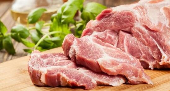 猪肉价格连续上涨19个月后，首次同比回落。业内人士普遍认为，价格下跌仍是大势所趋
