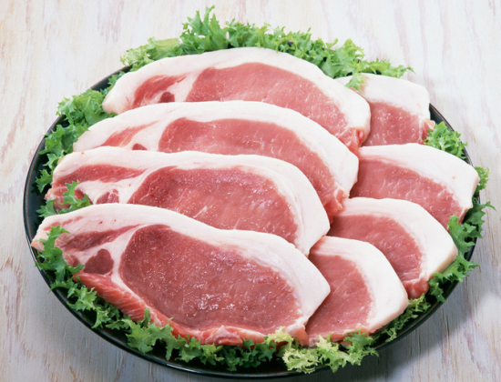 在肉类市场，猪肉的价格已经降到了“1字头”。你买多少英镑？
