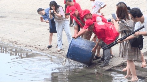 在四川省雅安市名山区，2020年鱼苗增殖放流活动在百丈湖举行
