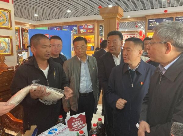 青海省海南省副省长平多多播出了第一个节目:新电商“穿越”青藏高原，一半以上的特产销往一线城市
