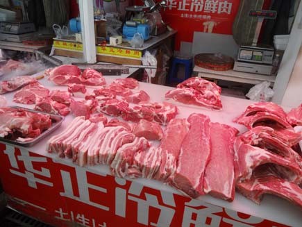农民日报:留肉摊，稳住菜篮子
