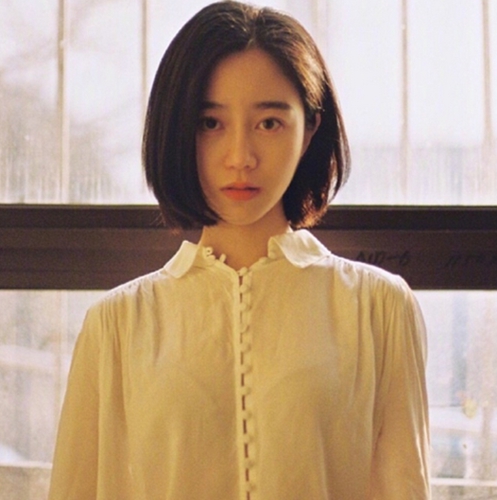 女学生短发无刘海发型 尽显学院风