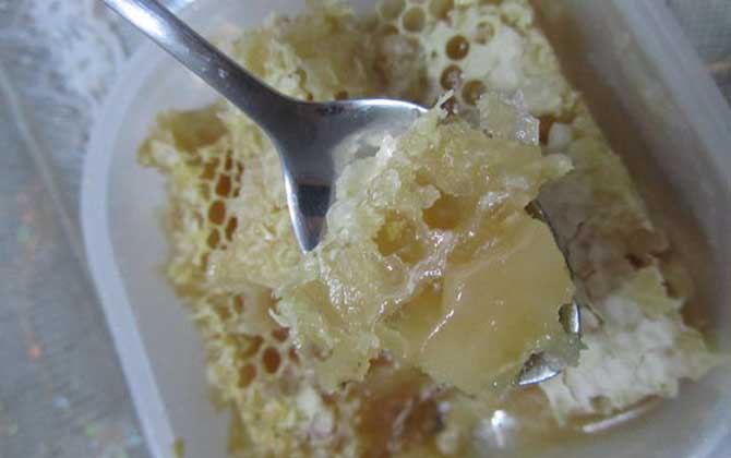 蜂巢蜂蜜为什么不能嚼？