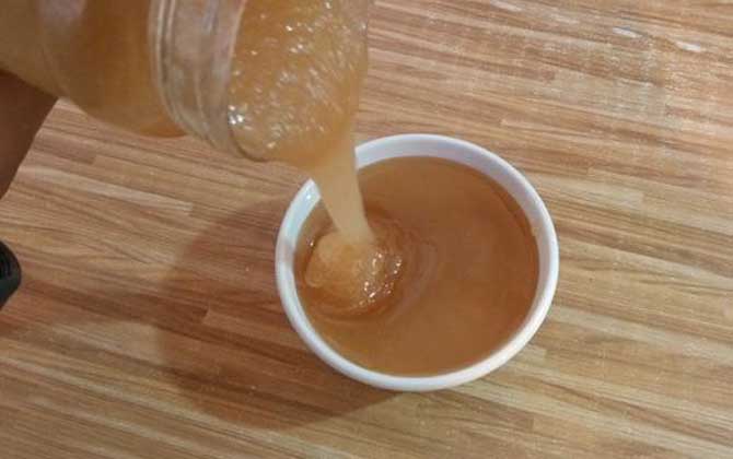 牛奶蜂蜜喝死人是真的吗？
