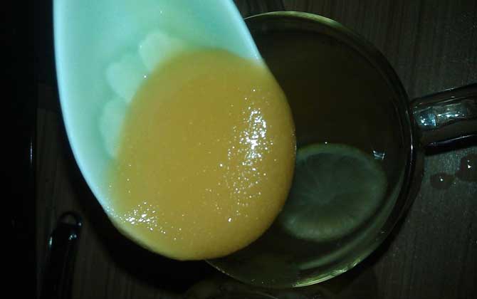 如何用一杯清水分辨蜂蜜和蜂蜜？