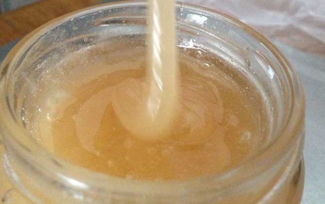 一杯清水区分蜂蜜和蜂蜜靠谱吗？