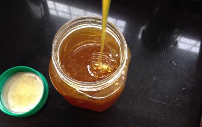 喝蜂蜜水止咳？纯蜂蜜水虽然可以止咳，但是还是一起用比较好！