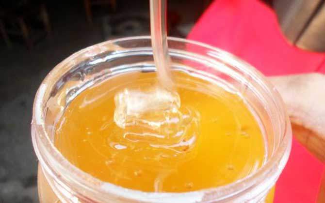 喝蜂蜜水止咳？纯蜂蜜水虽然可以止咳，但是还是一起用比较好！