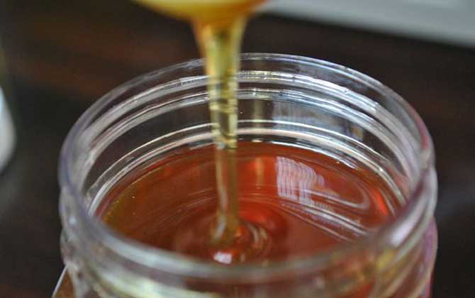 喝蜂蜜水止咳？纯蜂蜜水虽然可以止咳，但是还是一起用比较好！
