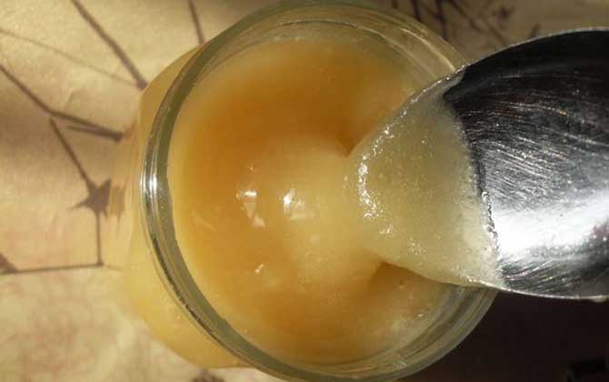 喝蜂蜜水止咳？纯蜂蜜水虽然可以止咳，但是还是一起用比较好！