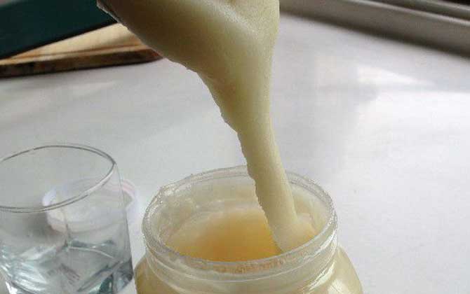 蜂蜜结晶时是怎么融化的？很简单，适当提高环境温度才能融化！