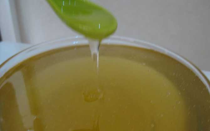 如何正确的用蜂蜜水冲洗？一定要控制好温度，60℃以上不要用水冲洗！