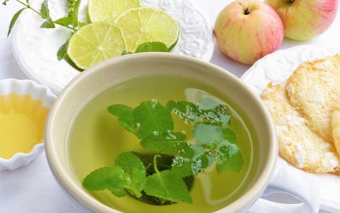 不要喝柠檬蜂蜜茶空肚子。长期喝柠檬蜂蜜茶空肚子对肠胃不好！