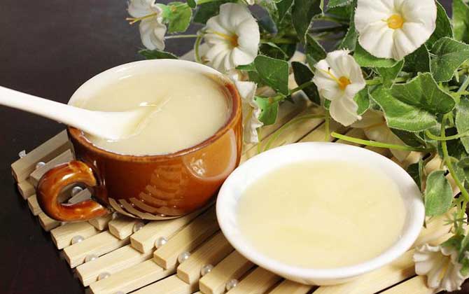 雪蜜和蜂蜜有什么区别？雪蜜也是蜂蜜，因其晶莹如雪而得名！