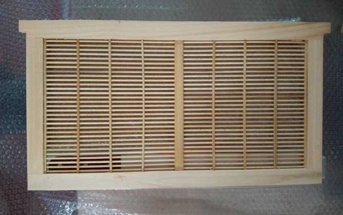 养蜜蜂的专用工具有哪些？主要是蜂箱，还有隔板，犯人笼之类的！