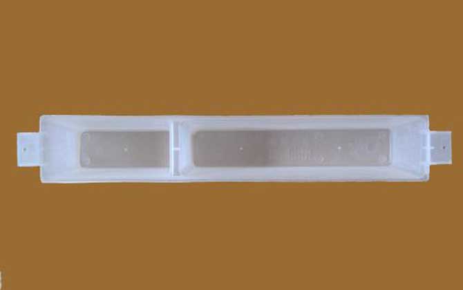 养蜜蜂的专用工具有哪些？主要是蜂箱，还有隔板，犯人笼之类的！